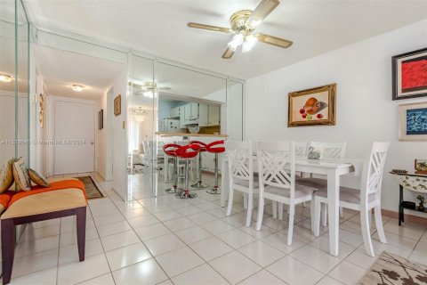 Condo in Miami Beach, Florida, 2 bedrooms  № 1000237 - photo 7