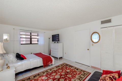 Condo in Miami Beach, Florida, 2 bedrooms  № 1000237 - photo 15