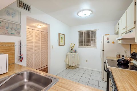 Condo in Miami Beach, Florida, 2 bedrooms  № 1000237 - photo 10