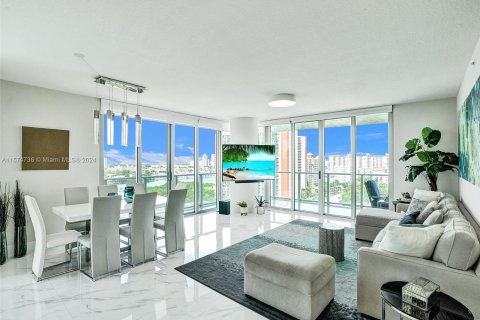 Condo in Sunny Isles Beach, Florida, 3 bedrooms  № 1138939 - photo 1