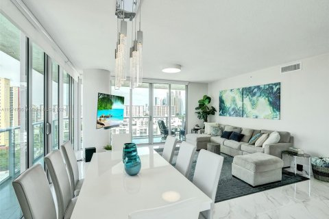 Condo in Sunny Isles Beach, Florida, 3 bedrooms  № 1138939 - photo 2