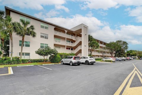 Condo in Coconut Creek, Florida, 2 bedrooms  № 1139171 - photo 1