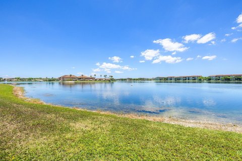 Condo in Pembroke Pines, Florida, 2 bedrooms  № 1206178 - photo 1