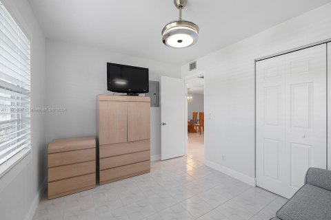 Condo in Pembroke Pines, Florida, 2 bedrooms  № 1206178 - photo 17