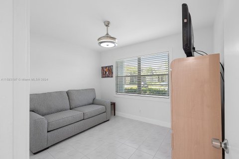 Condo in Pembroke Pines, Florida, 2 bedrooms  № 1206178 - photo 18