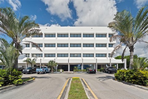 Commercial property in Pompano Beach, Florida № 1206177 - photo 1