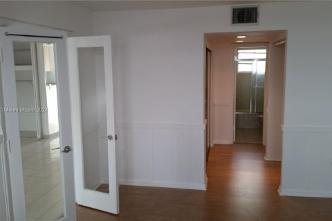 Condo in Miami Beach, Florida, 1 bedroom  № 1173377 - photo 27