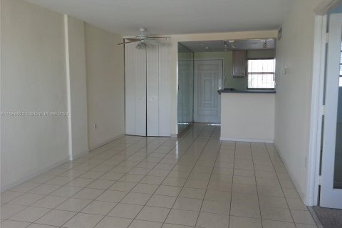 Condo in Miami Beach, Florida, 1 bedroom  № 1173377 - photo 13