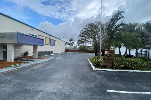 Propiedad comercial en venta en Hollywood, Florida № 976114 - foto 2