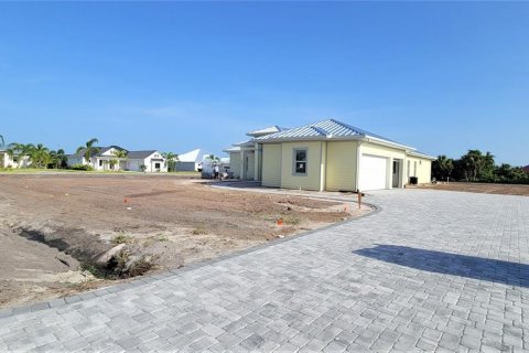 House in Punta Gorda, Florida 4 bedrooms, 240.25 sq.m. № 646732 - photo 3