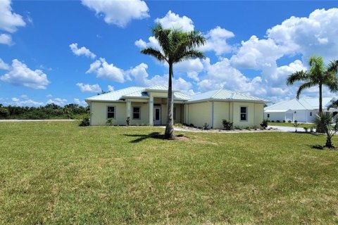 House in Punta Gorda, Florida 4 bedrooms, 240.25 sq.m. № 646732 - photo 1