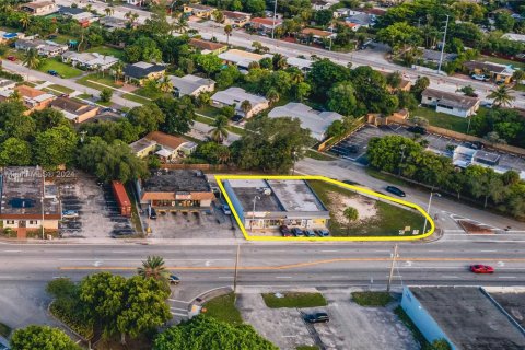 Commercial property in North Miami, Florida № 1155372 - photo 1