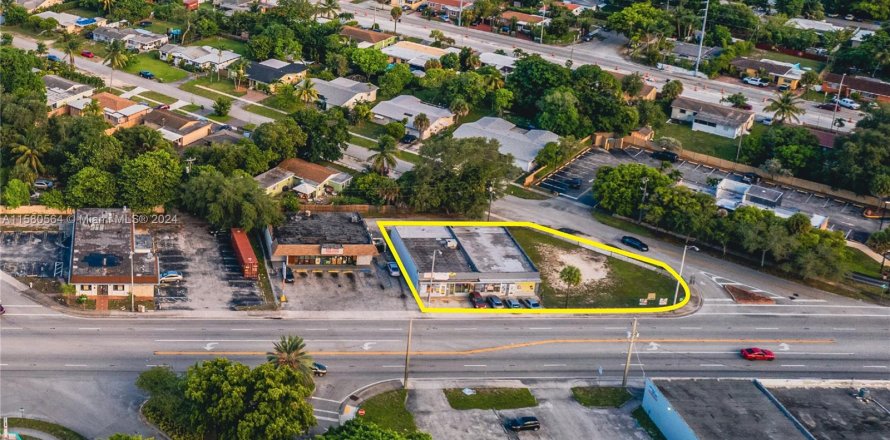 Commercial property in North Miami, Florida № 1155372
