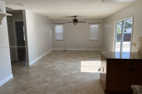 House in Port St. Lucie, Florida 3 bedrooms, 153.94 sq.m. № 1119359 - photo 12