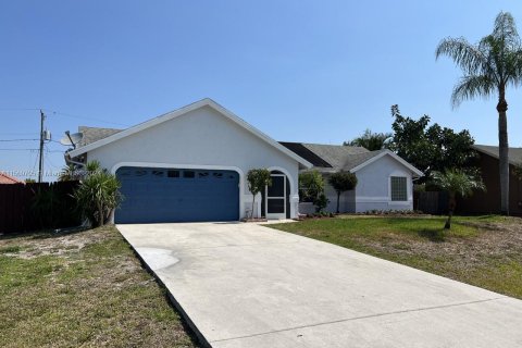 House in Port St. Lucie, Florida 3 bedrooms, 153.94 sq.m. № 1119359 - photo 2