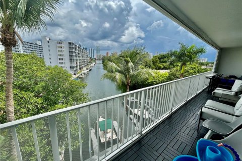 Condo in North Miami Beach, Florida, 3 bedrooms  № 1370727 - photo 6