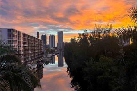 Condo in North Miami Beach, Florida, 3 bedrooms  № 1370727 - photo 23