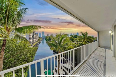 Condo in North Miami Beach, Florida, 3 bedrooms  № 1370727 - photo 1