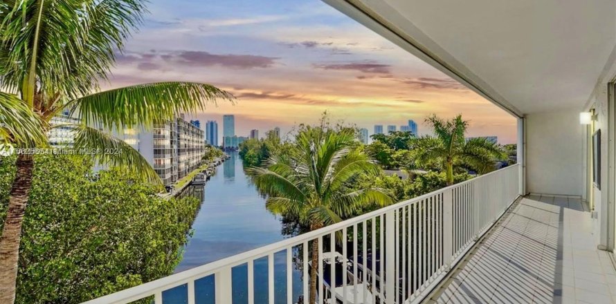 Condo à North Miami Beach, Floride, 3 chambres  № 1370727