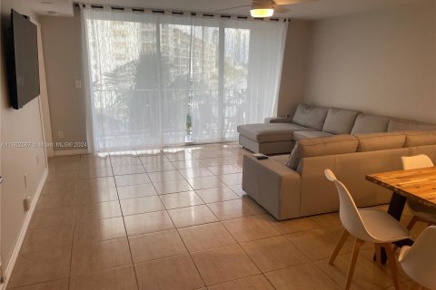 Condo in North Miami Beach, Florida, 3 bedrooms  № 1370727 - photo 10