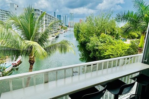 Condo in North Miami Beach, Florida, 3 bedrooms  № 1370727 - photo 5