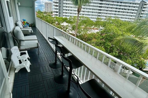 Condo in North Miami Beach, Florida, 3 bedrooms  № 1370727 - photo 7