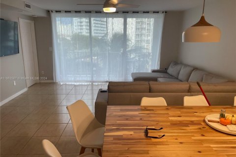 Condo in North Miami Beach, Florida, 3 bedrooms  № 1370727 - photo 9