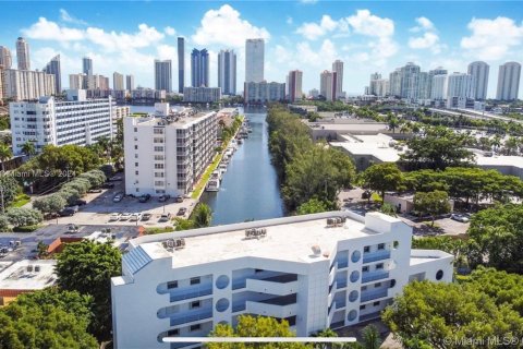 Condo in North Miami Beach, Florida, 3 bedrooms  № 1370727 - photo 27