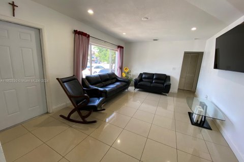 Casa en venta en Hialeah, Florida, 4 dormitorios, 146.32 m2 № 1370817 - foto 19