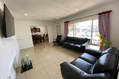 Casa en venta en Hialeah, Florida, 4 dormitorios, 146.32 m2 № 1370817 - foto 18