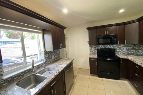 Casa en venta en Hialeah, Florida, 4 dormitorios, 146.32 m2 № 1370817 - foto 17