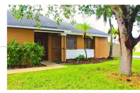 House in Miami, Florida 3 bedrooms, 127 sq.m. № 1380102 - photo 2