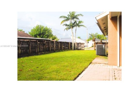 House in Miami, Florida 3 bedrooms, 127 sq.m. № 1380102 - photo 4