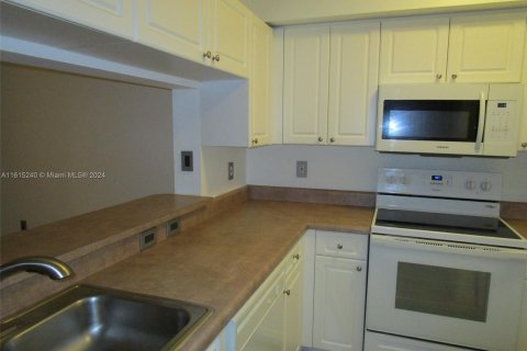 Condo in Sunny Isles Beach, Florida, 2 bedrooms  № 1281953 - photo 1