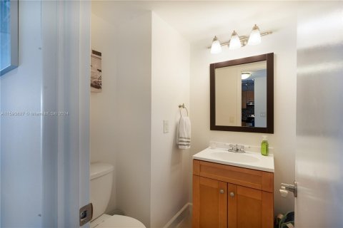 Condo in Aventura, Florida, 1 bedroom  № 1186148 - photo 13