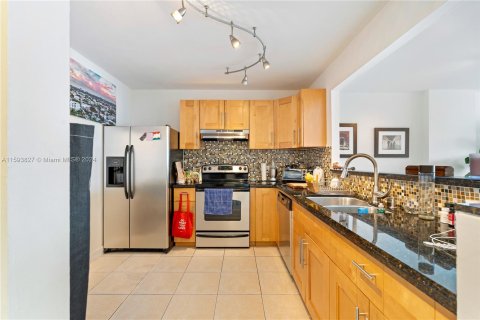 Condo in Aventura, Florida, 1 bedroom  № 1186148 - photo 11