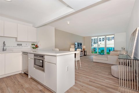 Condo in Miami Beach, Florida, 1 bedroom  № 23853 - photo 2