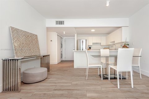 Condo in Miami Beach, Florida, 1 bedroom  № 23853 - photo 5