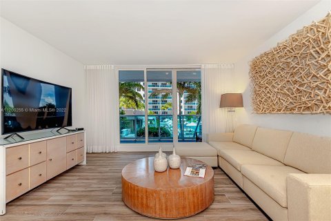 Condominio en alquiler en Miami Beach, Florida, 1 dormitorio, 81.75 m2 № 23864 - foto 1