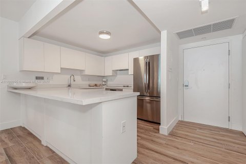 Condo in Miami Beach, Florida, 1 bedroom  № 23864 - photo 3