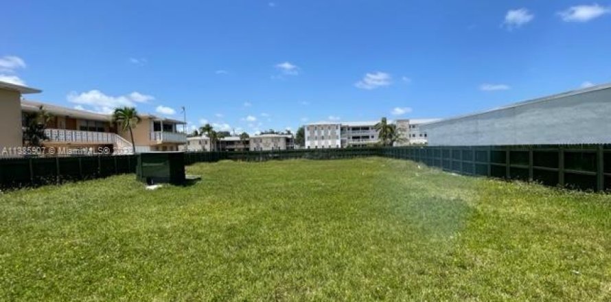 Commercial property in Hallandale Beach, Florida № 515339