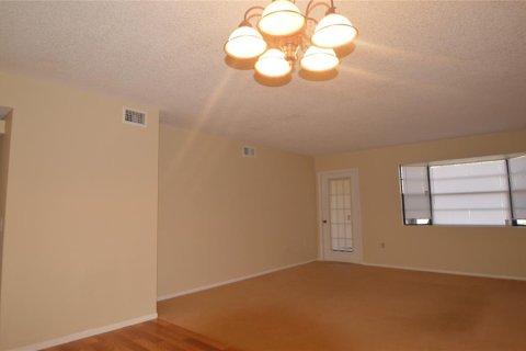 Copropriété à louer à New Port Richey, Floride: 2 chambres, 93.65 m2 № 1341118 - photo 6