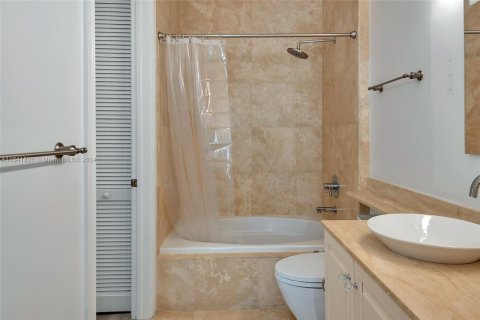 Condo in Coral Gables, Florida, 1 bedroom  № 1321560 - photo 11