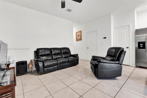 Townhouse in Florida City, Florida 3 bedrooms, 131.74 sq.m. № 1389924 - photo 16