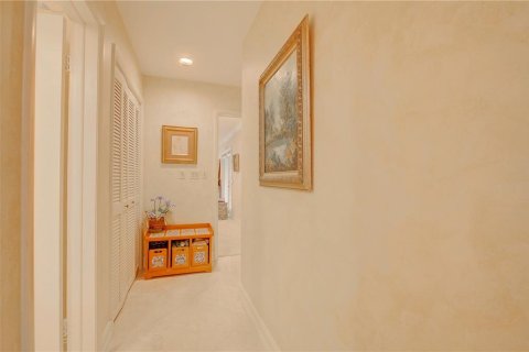 House in Hollywood, Florida 5 bedrooms, 397.25 sq.m. № 43731 - photo 30