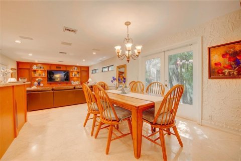 House in Hollywood, Florida 5 bedrooms, 397.25 sq.m. № 43731 - photo 16