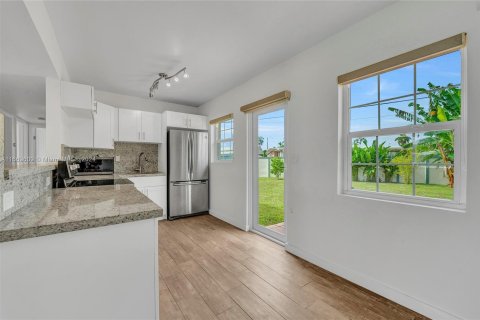 Villa ou maison à vendre à Miami, Floride: 4 chambres, 98.29 m2 № 1387733 - photo 8