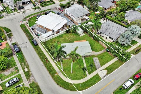 House in Miami, Florida 4 bedrooms, 98.29 sq.m. № 1387733 - photo 30