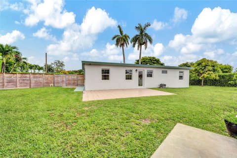 House in Miami, Florida 4 bedrooms, 98.29 sq.m. № 1387733 - photo 26