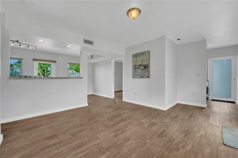 Casa en venta en Miami, Florida, 4 dormitorios, 98.29 m2 № 1387733 - foto 4